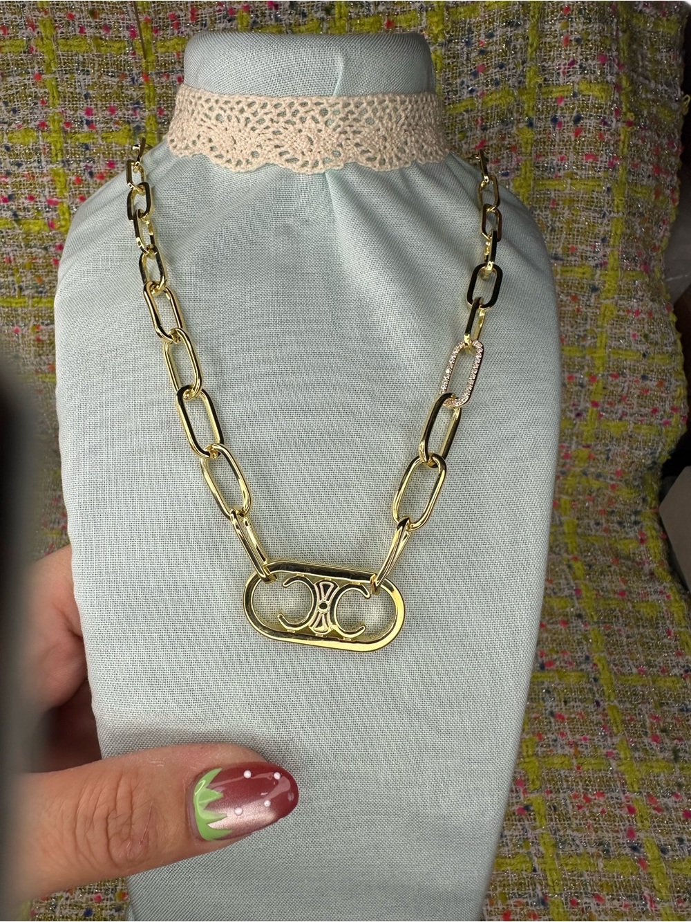 A great Gold Link Chain Necklace with Decorative Pendant